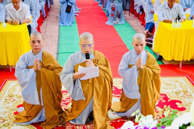 Sư cô Thích nữ Chúc Hương, tân trụ trì chùa Minh Đức dâng lời phát nguyện