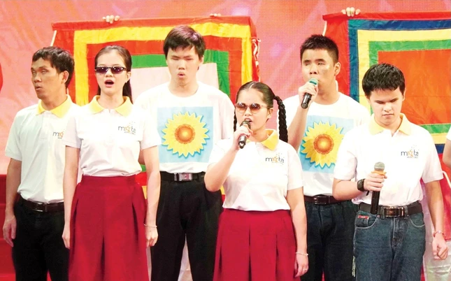 Những "bông hoa" mặt trời lấp lánh hạnh phúc từ trong tiếng hát - Ảnh: Như Danh