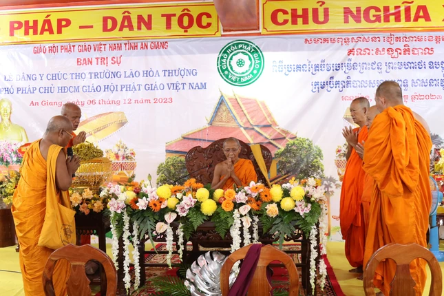 Chư Tăng dâng lời khánh chúc Trưởng lão Hòa thượng Phó Pháp chủ GHPGVN Chư Tăng dâng lời khánh chúc Trưởng lão Hòa thượng Phó Pháp chủ GHPGVN