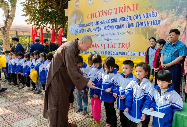 Thượng tọa Thích Tâm Đức, Chứng minh Ban Trị sự GHPGVN tỉnh Thanh Hóa, trụ trì tổ đình Thanh Hà tận tay trao quà đến các em
