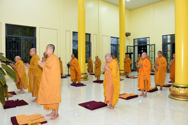 Chư Tăng Ni đảnh lễ Tam bảo