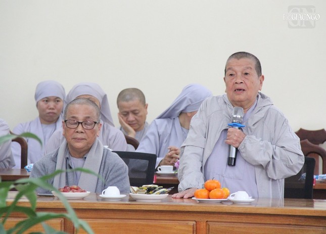 Ni trưởng Thích nữ Hải Liên báo cáo công tác chuẩn bị ẩm thực