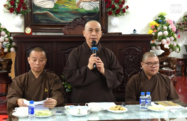 Thượng tọa Thích Tâm Chơn chủ trì phiên họp