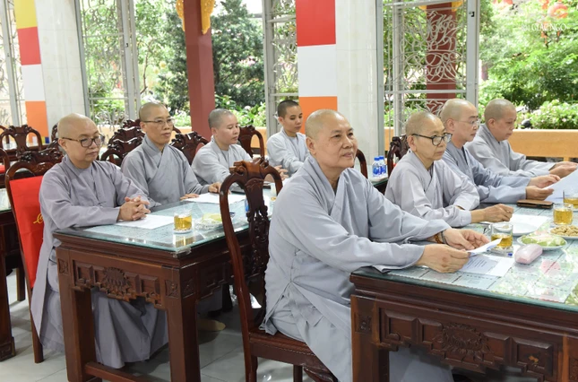 Chư Ni tham dự phiên họp