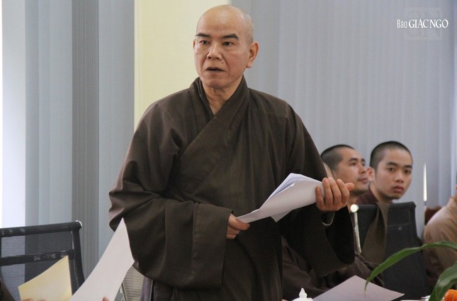 Thượng tọa Thích Nguyên Thành báo cáo công tác biên tập in ấn kỷ yếu