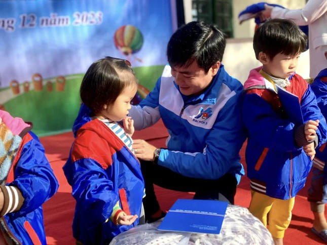 Chia sẻ yêu thương, ấm áp đến các em học sinh Chia sẻ yêu thương, ấm áp đến các em học sinh