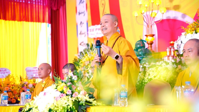 Thượng tọa Thích Minh Quang ban huấn từ