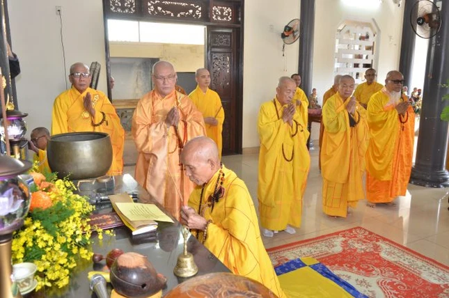 Trưởng lão Hòa thượng Thích Huệ Thường thắp hương cầu nguyện