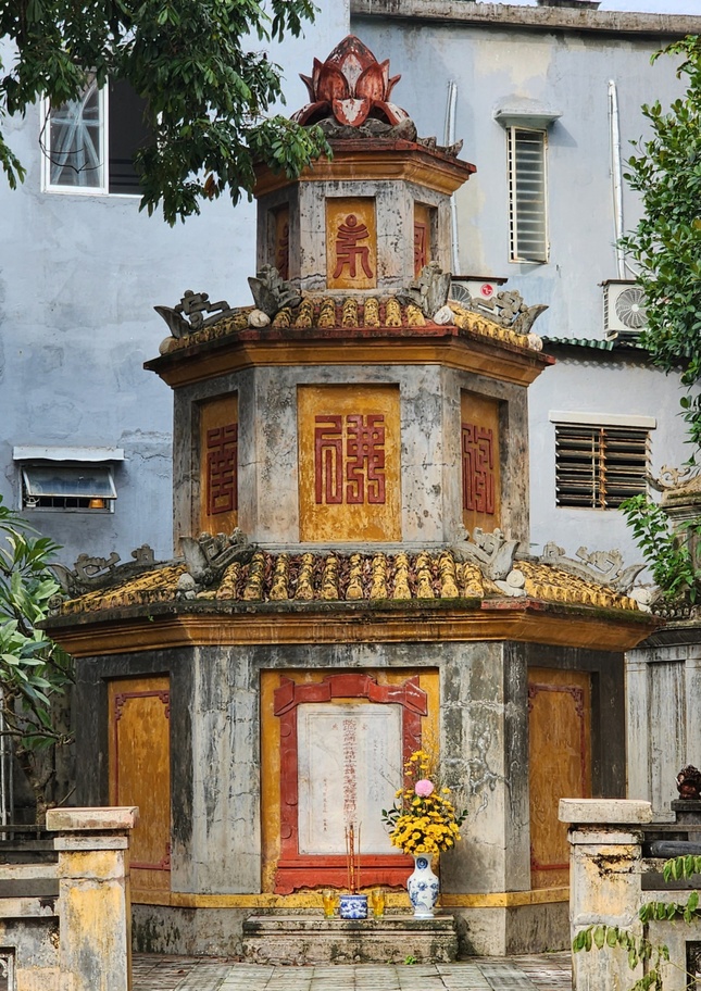 Bảo tháp Hòa thượng Thích Tôn Bảo trong khuôn viên tổ đình Sắc tứ Vu Lan