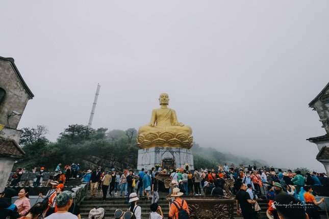 Tượng Phật hoàng Trần Nhân Tông trên núi Yên Tử đặt tại khu vực tượng đá An Kỳ Sinh được đúc bằng đồng nguyên khối, cao 15m (cả toà sen), nặng 138 tấn, tọa lạc ở độ cao khoảng 1000m so với mực nước biển - Ảnh: Phùng Anh Quốc