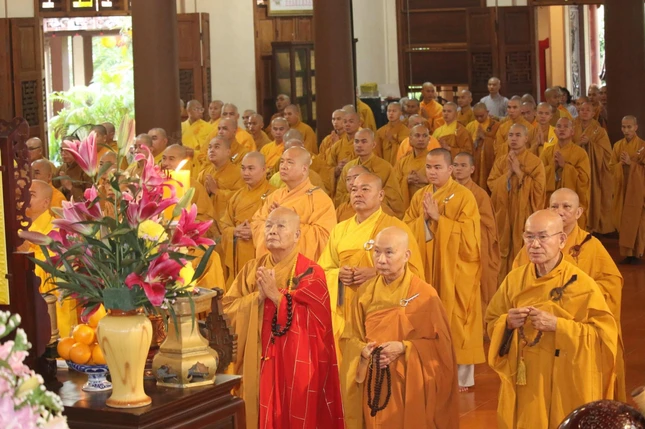 Chư tôn đức nhất tâm tưởng niệm Đức vua - Phật hoàng Trần Nhân Tông