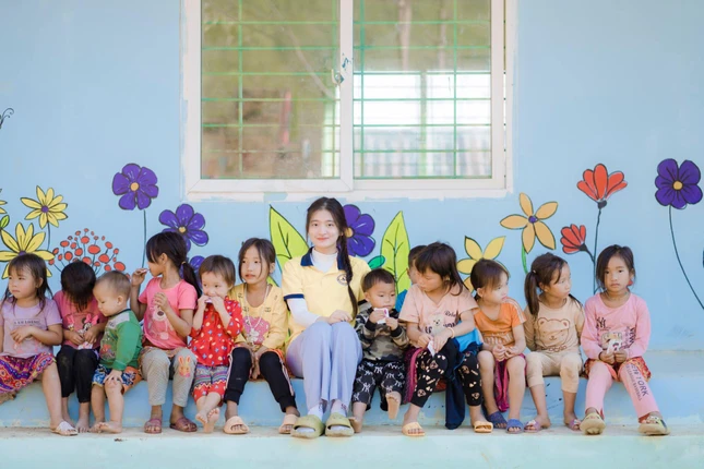 Niềm vui với các em nhỏ bên bức tường được vẽ đẹp mắt