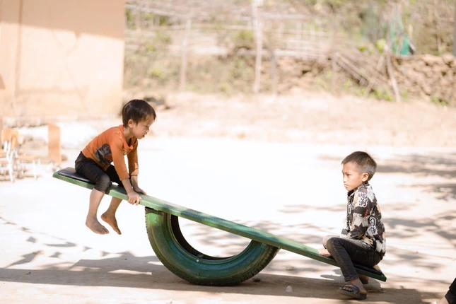 Các em nhỏ chơi bập bênh