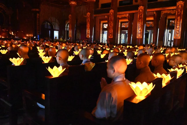Thắp hoa đăng cầu nguyện thế giới hòa bình, chúng sanh an lạc, Phật pháp trường tồn nhân Kỷ niệm 715 năm ngày Đức vua - Phật hoàng Trần Nhân Tông nhập Niết-bàn