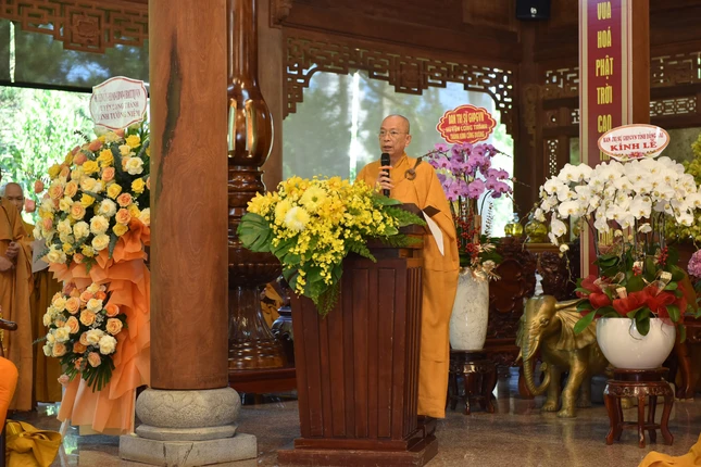 Thượng tọa Thích Huệ Khai cung tuyên tiểu sử Đức vua - Phật hoàng Trần Nhân Tông