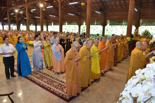 Chư tôn đức Tăng Ni, đại biểu thắp hương tưởng niệm