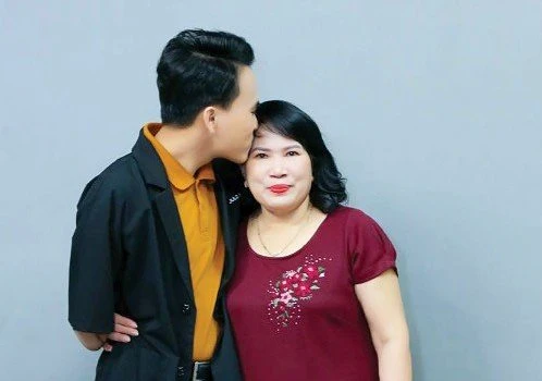 Nguyễn Ngọc Nhứt và mẹ - Ảnh: NVCC