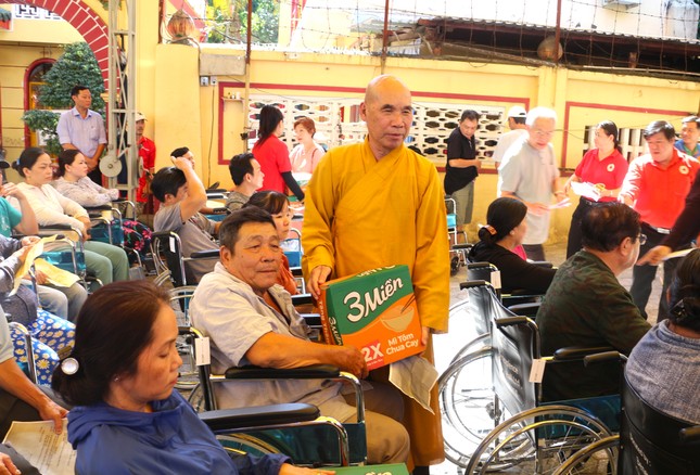 Thượng tọa Thích Quang Hùng trao quà đến người khuyết tật