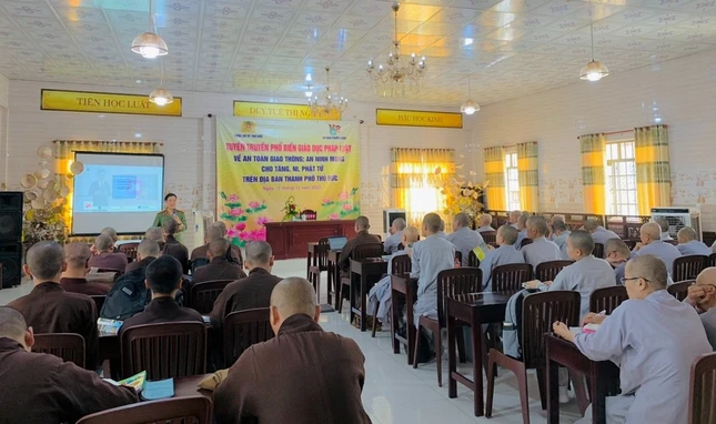 Trung tá Võ Thị Vân Anh báo cáo chuyên đề pháp luật an ninh mạng tại Ni viện Phước Long