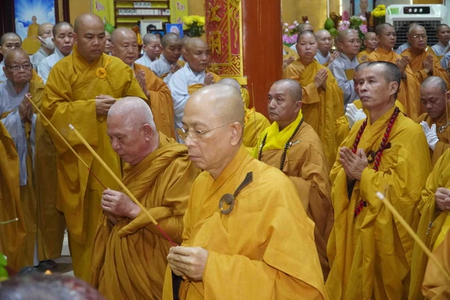 Chư tôn đức niêm hương bạch Phật