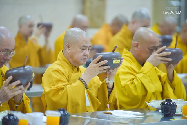 Chư Tăng thực hiện nghi thức Quá đường