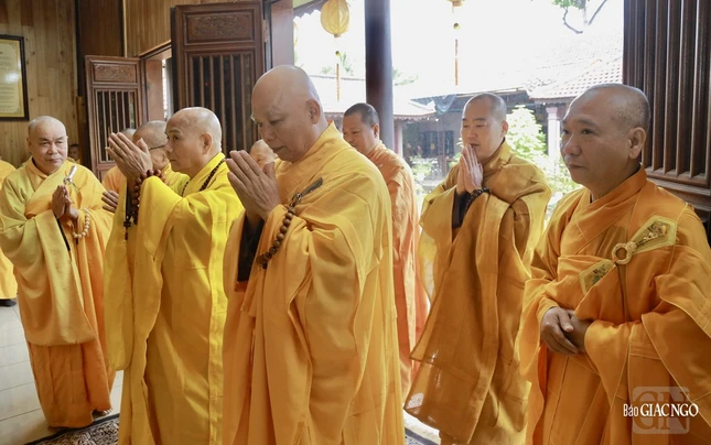 Chư tôn đức đảnh lễ Giác linh Trưởng lão Hòa thượng tại tổ đường