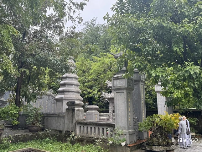 Chư Ni đảnh lễ trước bảo tháp cố Trưởng lão Hòa thượng