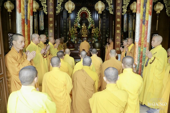 Lễ cúng ngọ theo nghi thức thiền môn cố đô Huế tại chánh điện tổ đình Kim Tiên