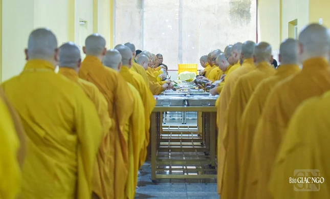 10 giờ 30 hàng ngày, các hành giả vân tập về trai đường Việt Nam Quốc Tự để thọ nhận thức ăn