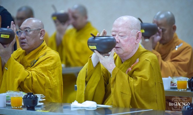 Cử bát cúng dường