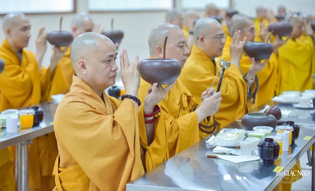 Khi nhận thức ăn, nguyện cho chúng sanh, ăn bằng thiền duyệt, tràn đầy an vui