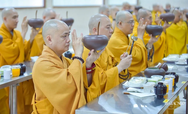 Khi nhận thức ăn, nguyện cho chúng sanh, ăn bằng thiền duyệt, tràn đầy an vui