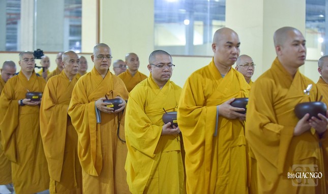 Các hành giả trang nghiêm, xếp hàng thứ tự