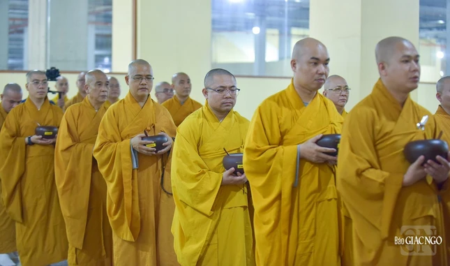 Các hành giả trang nghiêm, xếp hàng thứ tự