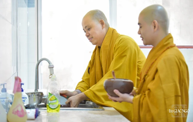 Hành giả rửa bát sau khi thọ trai