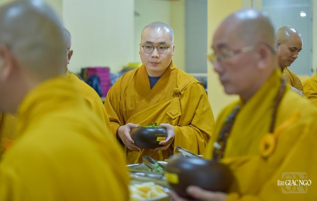 Việc thọ nhận thức ăn diễn ra trong im lặng, các hành giả tập trung chọn cho mình những món ăn phù hợp và vừa đủ