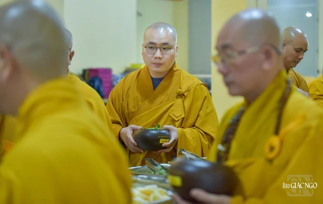 Việc thọ nhận thức ăn diễn ra trong im lặng, các hành giả tập trung chọn cho mình những món ăn phù hợp và vừa đủ