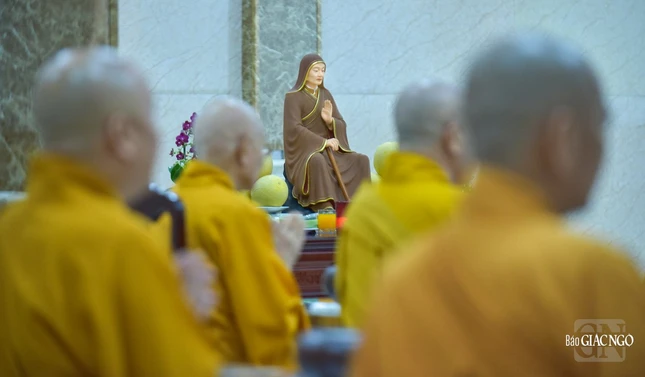 Hình ảnh vị Giám trai sứ giả tại trai đường Việt Nam Quốc Tự