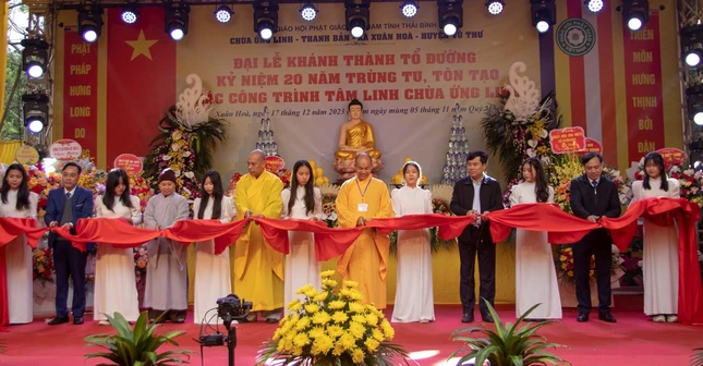 Cắt băng khánh thành ngôi tổ đường chùa Ứng Linh Cắt băng khánh thành ngôi tổ đường chùa Ứng Linh