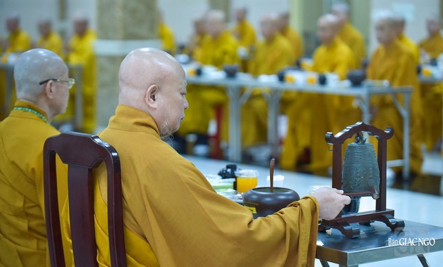 Hòa thượng Thích Lệ Trang hướng dẫn đại chúng thực hiện nghi thức Quá đường