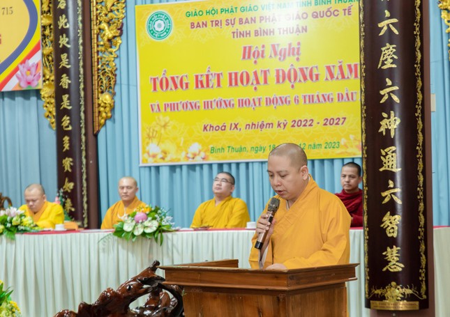 Đại đức Thích Quảng Pháp công bố quyết định khen thưởng, đúc kết hội nghị