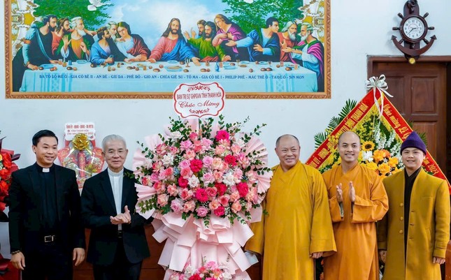 Linh mục Trần Xuân Mạnh, Chủ tịch Ủy ban Đoàn kết Công giáo tỉnh Thanh Hóa, Chánh xứ Phúc Lãng (H.Quảng Xương) đón nhận lẵng hoa chúc mừng từ Ban Trị sự GHPGVN tỉnh Thanh Hóa Linh mục Trần Xuân Mạnh, Chủ tịch Ủy ban Đoàn kết Công giáo tỉnh Thanh Hóa, Chánh xứ Phúc Lãng (H.Quảng Xương) đón nhận lẵng hoa chúc mừng từ Ban Trị sự GHPGVN tỉnh Thanh Hóa