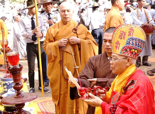 Hòa thượng Thích Quảng Xả niêm hương bạch Phật Hòa thượng Thích Quảng Xả niêm hương bạch Phật