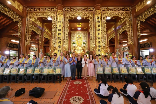 San sẻ những yêu thương