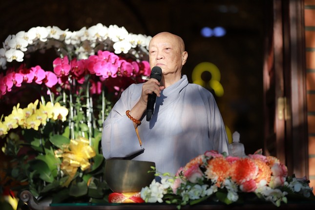 Ni trưởng Thích nữ Như Như chia sẻ, động viên bà con khiếm thị