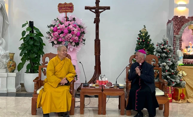 Đức Giám mục Anphong Nguyễn Hữu Long đón tiếp phái đoàn