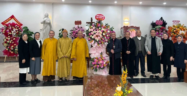 Ban Trị sự GHPGVN tỉnh Nghệ An tặng hoa chúc mừng Giáng sinh tại Tòa Giám mục Giáo phận Vinh