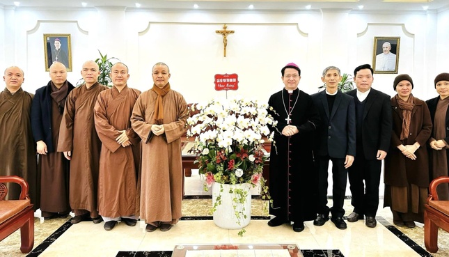 Đức Giám mục Phêrô Kiều Công Tùng cùng các vị linh mục tại Tòa Giám mục Giáo phận Phát Diệm hoan hỷ đón nhận lẵng hoa chúc mừng Giáng sinh từ Ban Trị sự GHPGVN tỉnh Ninh Bình
