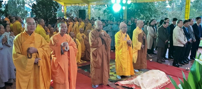 Chư tôn đức, môn đồ pháp quyến, đại biểu chính quyền, Phật tử tưởng niệm cố Hòa thượng Thích Chánh Liêm