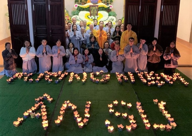 Thắp nến tưởng niệm Hòa thượng ân sư tại chùa Chơn An Thắp nến tưởng niệm Hòa thượng ân sư tại chùa Chơn An